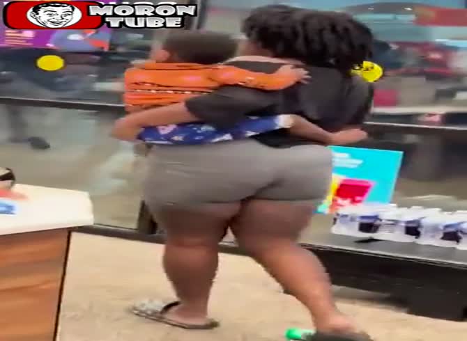 Video :She hurls everything she finds in a store at the staff while holding her infant